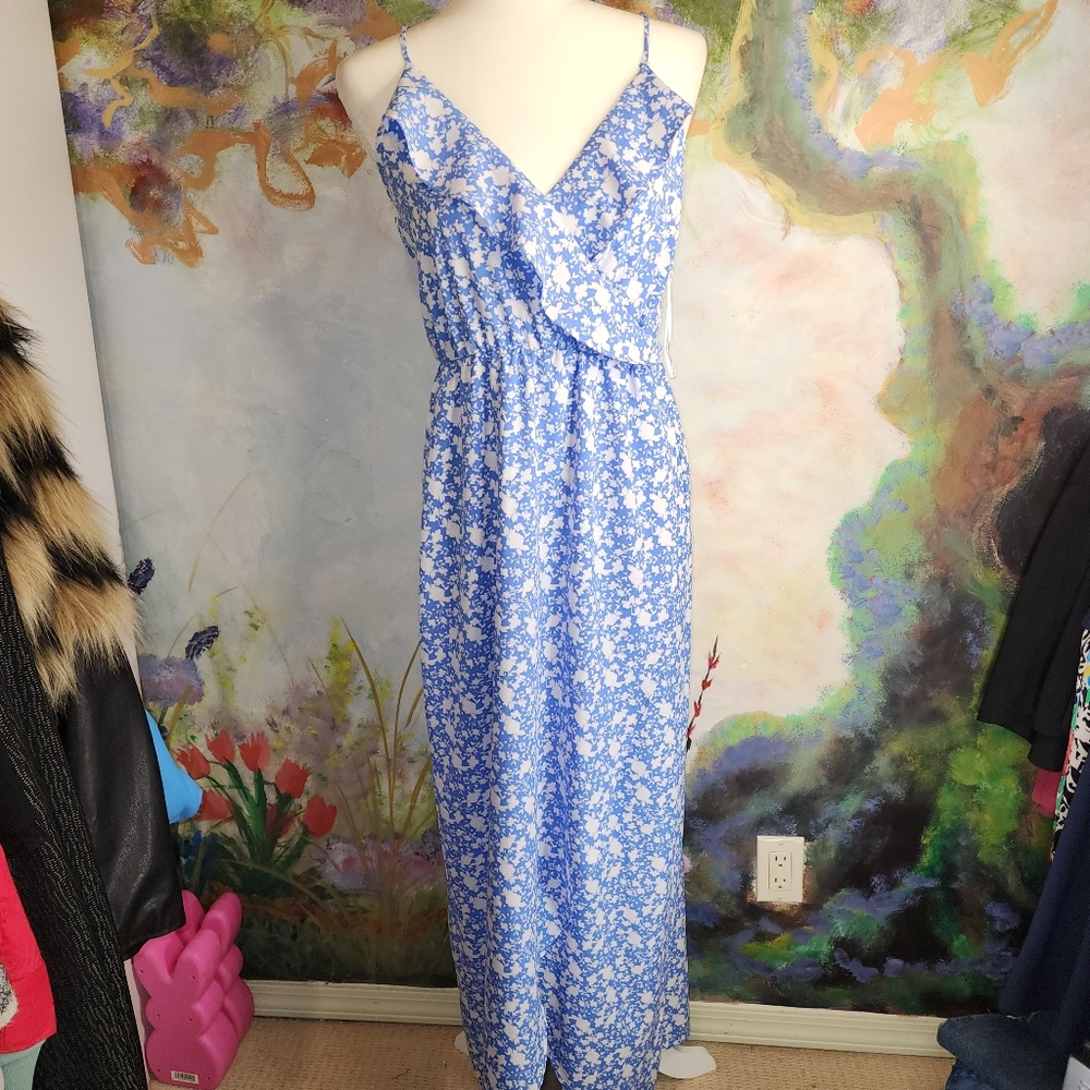 NWOT Periwinkle and White Floral Vneck Ruffled Wrap Top w/Maxi Tulip Fold Skirt